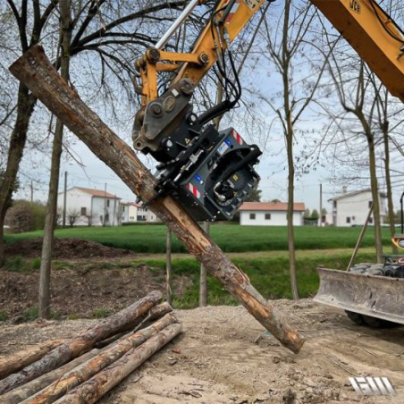 Enfonce-pieux hydraulique soulevant un poteau en bois.